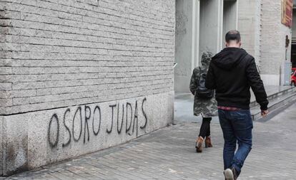 Pintadas contra el arzobispo de Madrid, Carlos Osoro, este miércoles en la parroquia de la Merced.