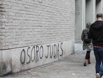 Pintadas contra el arzobispo de Madrid, Carlos Osoro, este miércoles en la parroquia de la Merced.