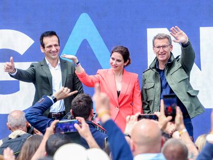 El candidato del PP a la alcaldía de Getafe, José Antonio Mesa; la presidenta de la Comunidad y candidata del PP a la reelección, Isabel Díaz Ayuso; y el presidente del Partido Popular, Alberto Núñez Feijóo; en un mitin en la estación central de Getafe.