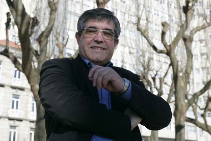 Modesto Pose, candidato socialista a la alcaldía de Vilagarcía, en un parque de Pontevedra.