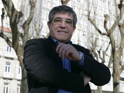 Modesto Pose, candidato socialista a la alcaldía de Vilagarcía, en un parque de Pontevedra.