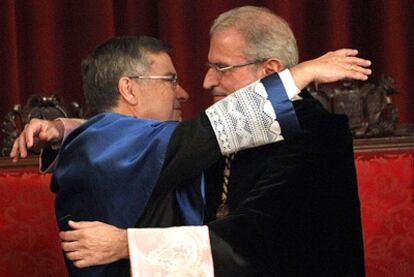 Francisco Tomás se abraza con el rector Morcillo tras recibir la medalla de la Universitat.