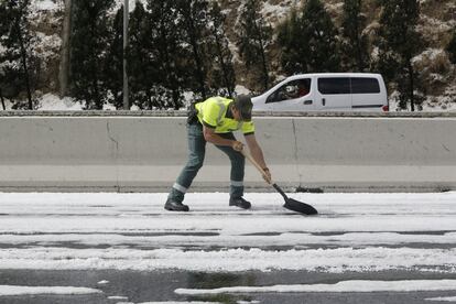 Un trabajador limpia una zona de la M-40 a la altura de Vicalvaro