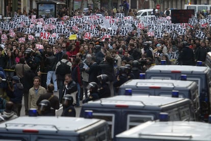 La policía tuvo que acordonar el edificio de la calle Génova donde está la sede del Partido Popular ante la concentración de cientos de personas en la jornada de reflexión.