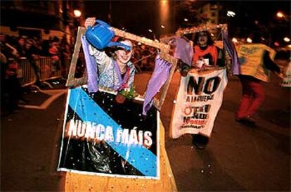 Prticipantes en el desfile de carnaval que anoche recorrió las calles de Bailén y Mayor.