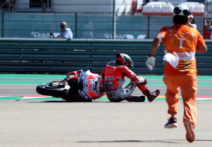 El piloto español Jorge Lorenzo cae en la carrera de MotoGP del Gran Premio de Aragón celebrado en el circuito de Alcañiz (Teruel).