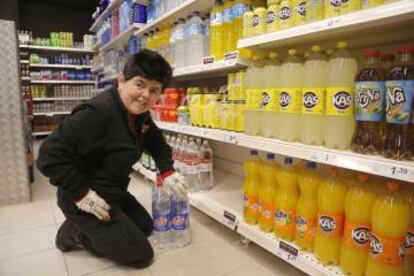 Arantxa repone las estanterías del supermercado donde trabaja en Azpeitia.