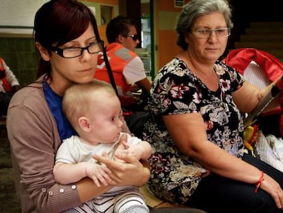 Amparo Esteve fue desalojada de Chulilla con su bebé de seis meses el domingo y este lunes estaba en el instituto de Villar del Arzobispo.