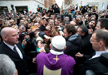 17 de marzo de 2013, el papa Francisco saluda a sus fieles en la parroquia vaticana de Santa Ana.