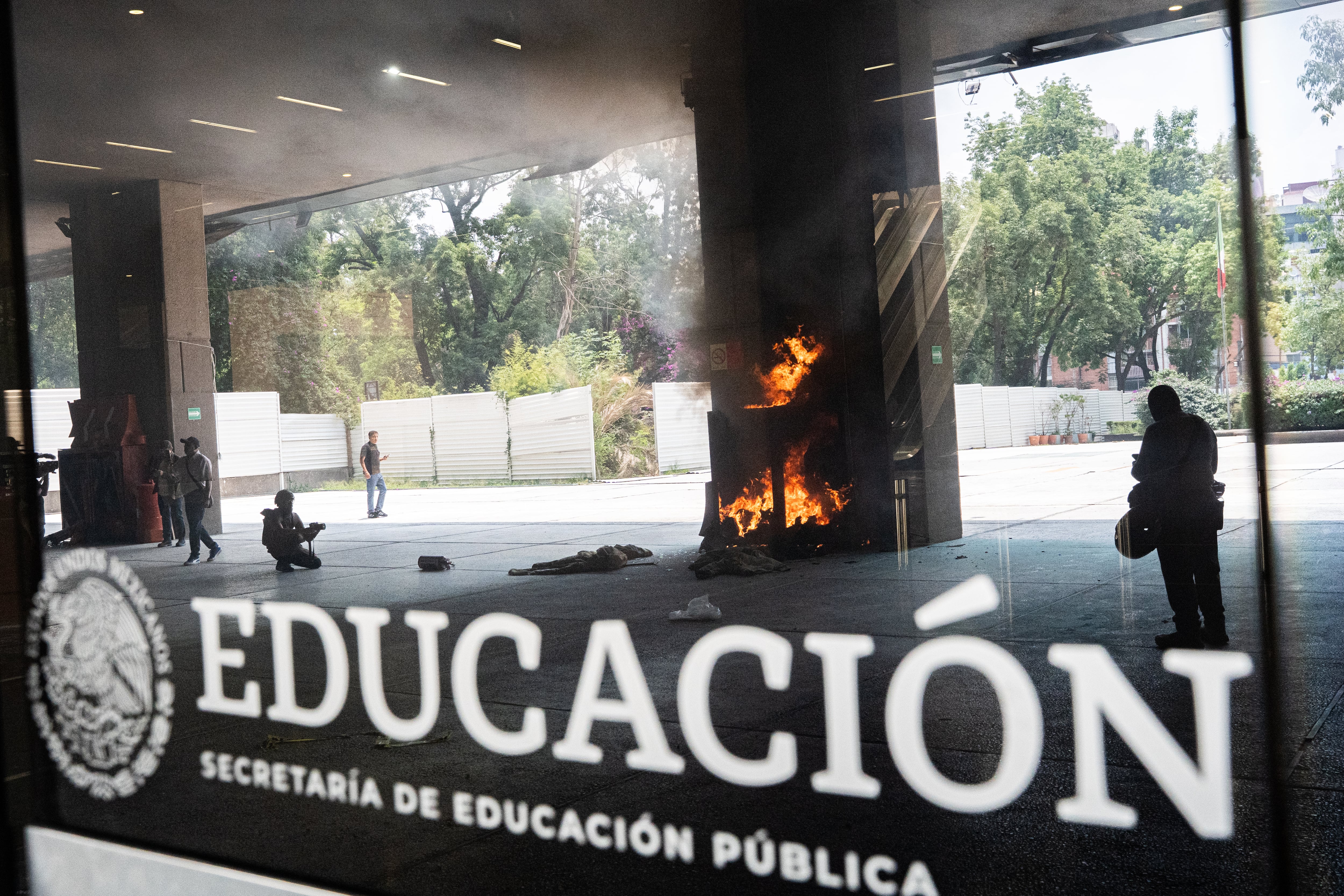 Los maestros de la CNTE irrumpen en las instalaciones de la Secretaría de Educación en Ciudad de México