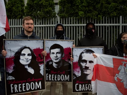 Protesta en la embajada bielorrusa en Varsovia por la liberación de los presos políticos detenidos en Bielorrusia.