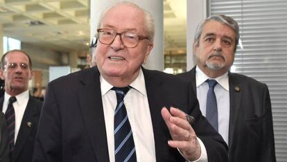 Jean-Marie Le Pen, fundador del Frente Nacional, llega a una sesión del juicio en Nanterre (Francia), el pasado octubre.