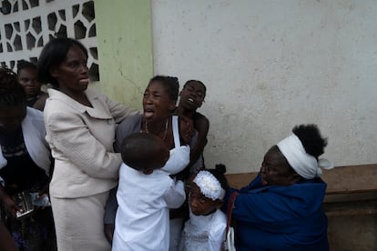 Familiares lloran durante el funeral de Madame Marie Monique Phidor, una pastora de 76 años de edad, quien murió de un infarto durante el terremoto del 14 de agosto de 2021. La pastora vivía en la comunidad de Marceline, una de las más afectadas por el siniestro.