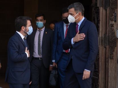 Pere Aragonès y Pedro Sánchez, el miércoles, en la entrada del palacio de la Generalitat, sede del Gobierno de Cataluña, en Barcelona.