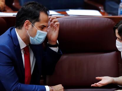 La presidenta madrileña, Isabel Díaz Ayuso, y su vicepresidente, Ignacio Aguado, este jueves en la Asamblea.