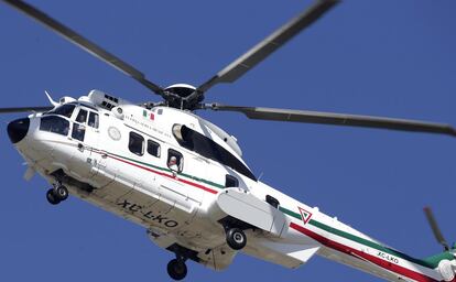 El papa Francisco saluda desde la venta del helicóptero a su llegada a San Cristóbal de las Casas.