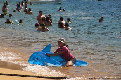 Tourists on Icacos beach in Acapulco in February.