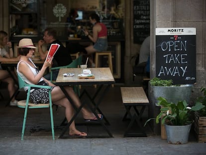 Un cartell en anglès en una terrassa de la plaça Reial de Barcelona.