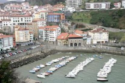 Vista panorámica del puerto y del casco urbano de Mutriku.