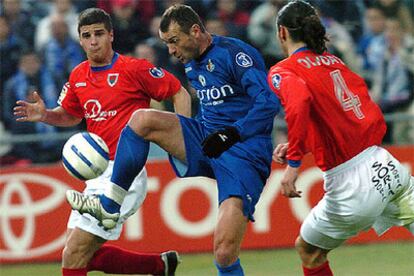 Gica Craioveanu trata de controlar el balón ante Juan Cruz Ochoa y Javier Tarantino en el Coliseum Alfonso Pérez.