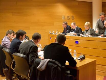Los diputados de la oposici&oacute;n, ayer, en la Comisi&oacute;n de Reglamento presidida por Alejandro Font de Mora.