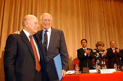 Emilio Lledó, a la derecha, tras recibir el premio de manos de Eulalio Ferrer, a la izquierda.