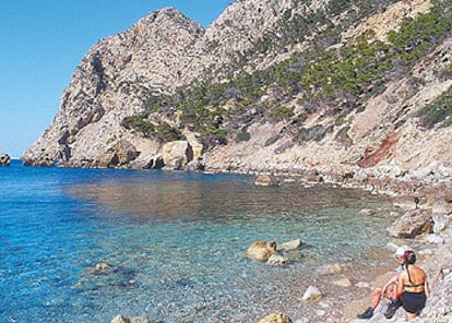 La cala En Basset, en el extremo suroccidental de la sierra de Tramontana, es un área natural de especial interés y zona para la protección de aves.