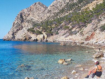 La cala En Basset, en el extremo suroccidental de la sierra de Tramontana, es un área natural de especial interés y zona para la protección de aves.