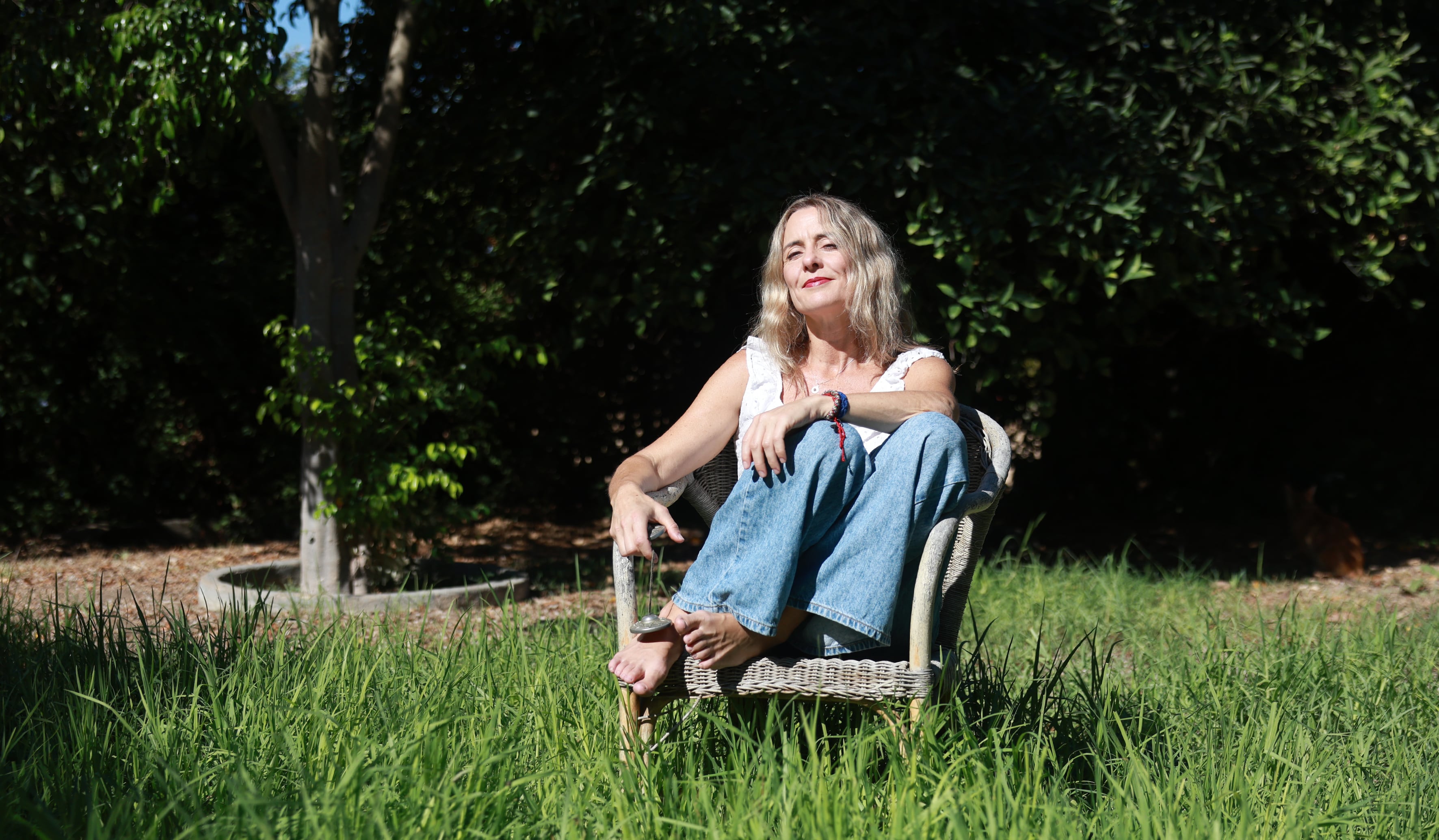 Pilar Ariza, instructora de mindfulness, en su casa a las afueras de Sevilla.
