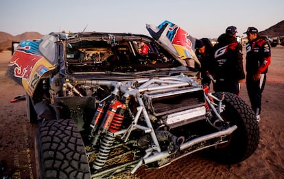 El coche de Carlos Sainz y Lucas Cruz, de Ford M-Sport, tras chocar durante la etapa 2 del Rally Dakar este domingo.