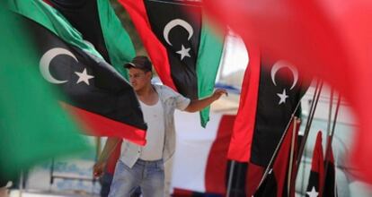 Un comerciante vende banderas rebeldes libias en la frontera suroriental libio-tunecina en Dahibah, Túnez