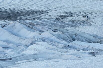 Una vista general del glaciar del Ródano, cubiertp por mantas sobre Gletsch, cerca del Furkapass en Suiza.