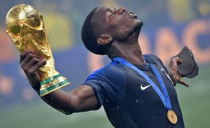 Paul Pogba celebra o título francês em Moscou.