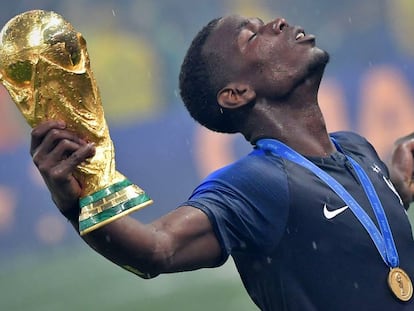 Paul Pogba celebra o título francês em Moscou.