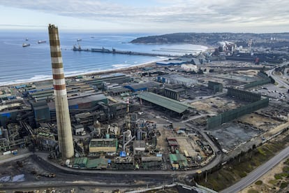 La central eléctrica de la bahía de Quintero-Puchancavi, que produce sustancias químicas contaminantes, en Valparaíso, Chile, en junio de 2023. 