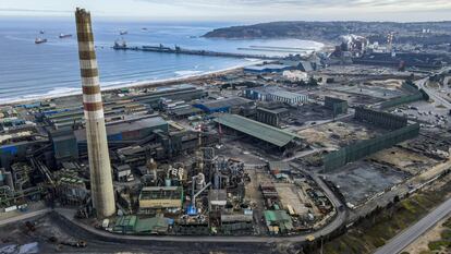 La central eléctrica de la bahía de Quintero-Puchancavi, que produce sustancias químicas contaminantes, en Valparaíso, Chile, en junio de 2023.