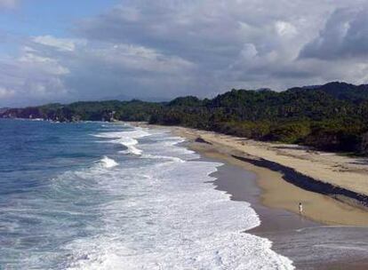 Una de las playas solitarias dentro de los 80 kilómetros de litoral del parque natural Tayrona.