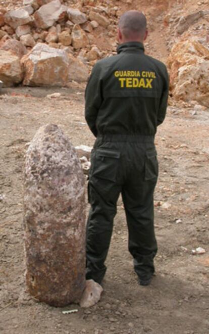 Un agente de la Guardia Civil junto al artefacto, que mide 113 centímetros y pesa 250 kilos.