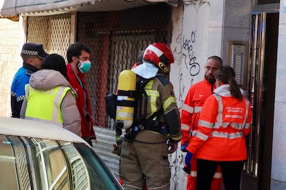 Los servicios de emergencia en el edificio donde se ha producido el incendio.