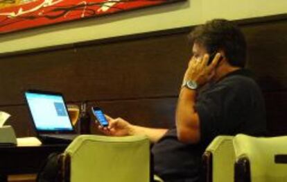 Una persona navega en internet en su ordenador personal en un café.