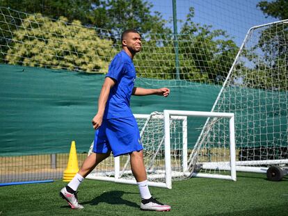France's forward Kylian Mbappe arrives for a training session in Clairefontaine-en-Yvelines