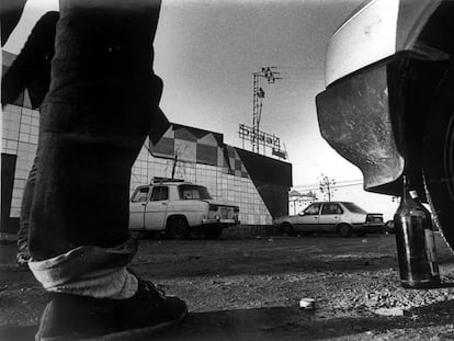 Aparcamiento de la mítica discoteca Spook Factory, en Valencia, que abría de cinco de la madrugada al mediodía en 1985.