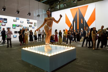 Fotografía de la performance 'Untitled (Go-Go Dancing Platform)', creada por el artista Félix González-Torres y expuesta en la última edición de Art Basel.