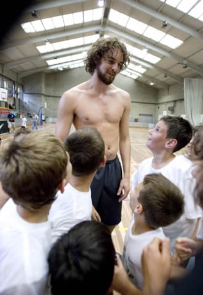 Gasol rodeado de niños que acuden al campus de &#39;basket&#39; de Nike en Andorra. Le tocó jugar en el equipo sin camiseta.