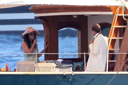 Tatiana Santo Domingo y su prometido, Andrea Casiraghi, fotografiados en la Riviera francesa el pasado 15 de julio.