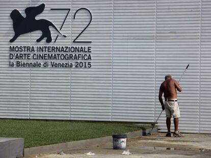 Un trabajador limpia uno de los espacios del 72º festival de cine de Venecia.