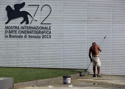 Un trabajador limpia uno de los espacios del 72º festival de cine de Venecia.