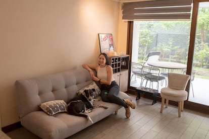 Carolina Rojas y su perro Mortis, en su departamento en el sector oriente de Santiago.