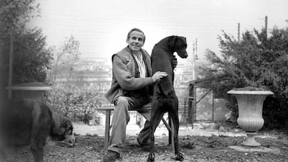Louis-Ferdinand Céline, retratado en Meudon con sus perros en 1955.