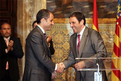 El presidente de la Generalitat Valenciana, Francisco Camps, y el líder del PSPV-PSOE, Joan Ignasi Plá, se felicitan tras la firma del acuerdo.